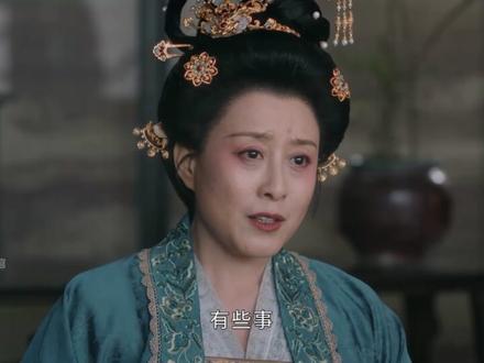 本以为是上帝视角追剧,结果是被《唐宫奇案》骗进来当受害人!按照剧情来说啊,大家想过没有,为什么所有人都在欺骗李佩仪?端王府在十五年前被灭门,所有人都统一口径说是端王狂性大发杀了全家,连卷宗上都是这么记载的。但我们都清楚,这事儿怎么看怎么不现实。在李佩仪零碎的记忆里,是有人带兵闯入端王府的。同时还有她被一个小男孩拉着逃走的画面,都在说明端王是被人灭门,而不是他自己屠尽满门。根据目前剧中出现的人物来说,我感觉这右相崔悯忠最有可能是大坏蛋。他妹妹淑妃也不是什么好人。皇上宠着淑妃,默许右相的奢靡,甚至右相的侄女都敢嚣张跋扈欺辱公主。种种迹象都给我一种,皇上已经被架空了的感觉。端王一死,他没了能依仗的底牌啊,如何能坐稳皇位呢?就只能重新找一把锋利的刀,帮衬自己。那么现在这把刀无疑是右相。你们怎么看呢?#白鹿 #王星越 #唐宫奇案 #了不起的精讲团 #影娱漫谈编辑部