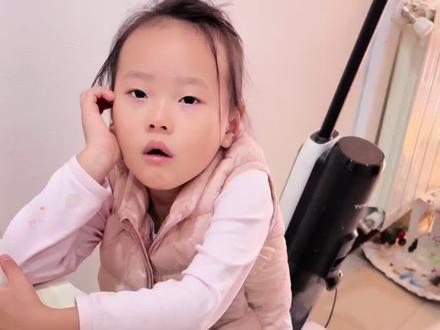 过来人忠告:甲流退烧后别大意,少走99%弯路 ✅ 必做的5件事:
1. 继续补水!退烧会大量出汗,每天喝2000ml温水/电解质水,别喝冰水、奶茶
2. 清淡饮食!粥、烂面条、蒸蛋优先,拒绝辛辣油腻,肠胃还很脆弱
3. 充分休息!别熬夜、别做家务,身体在修复,累到就歇,别硬扛
4. 保暖不着凉!洗头后立刻吹干,出门戴口罩+穿外套,避免吹风
5. 按时巩固!医生开的药按疗程吃完,别退烧就停,防止病毒反扑
❌ 绝对不能做的3件事:
1. 别立刻洗澡洗头!至少等退烧48小时,用温水快速洗,洗完马上保暖,⚠️保暖。
2. 别剧烈运动!跑步、跳绳会透支体力,散步都要慢节奏,
3. 别着急去上学🎒!还在排毒期,自己没好透还可能传染别人
甲流康复需要过程,退烧只是第一步~
身体要慢慢养,别心急求快,循序渐进恢复才是王道!
希望大家都能早日满血复活呀❤️
#过来人经验 #甲流后遗症 #记录真实生活 #甲流康复 #甲流恢复期要注意什么