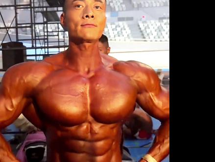 “健体徐霞客”龙容城携手何局长⭕️明日挑战日本职业赛健体🔥龙容城小试牛刀🏆拿卡赛亚军顺利拿下职业卡💪但决赛输给了日本选手🤔黑幕冠军?日本媒体称他为超新星🙌半路杀出来的下礼让👍龙容城处理完体重,明天职业赛前会充更多的碳💯何局则是状态炸裂干😂看到腹肌让我以为阿里来了🏄🏻♂️龙容城小组赛遇上背部很有天赋的选手👌但是成熟度、线条更胜他一筹✨没想到来到全场输给矮壮怪风格的A组冠军🙌背、躯干整体确实很强,但是这是健体项目🧬大粗腰风格上真的很难顶!感谢好兄弟们素材提供@法@法吹杨 @xxxKassa @龙容城 @唯一的阿伦 #健美 #健体徐霞客 #奥赛 #精神氮泵 #奥赛显微镜