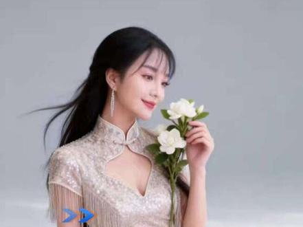 不少人循环小土妹《从此眼里都是你》,却不知道为什么越听越治愈。今天拆解整首歌的演唱底层逻辑,气息、咬字、情绪强弱、音色节奏全都通俗讲明白,不用飙高音炫技,靠质朴走心的唱腔打动听众,想学唱歌、喜欢抒情情歌的千万别划走。#小土妹 #从此眼里都是你 #唱歌技巧 #通俗唱法 #声乐拆解
