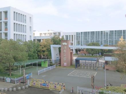 昆山石予小学 #学生时代的回忆 #校园日常 #班主任 #石予小学位于昆山开发区浣花塘路368号,占地面积56939 平方米,建筑面积25581平方米,设计规模8轨48班,现有一至六年级55个教学班,学生人数2759名;在编教职工148名,其中研究生学历23人,本科学历120人,大专学历5人,教师学历达标率100%。市学科学术带头人8名,骨干教师45名。石予小学校名缘于胡石予先生。胡石予(1868--1938),昆山蓬朗镇人。早期任教于苏州草桥中学,即以校为家,从事教育工作数十年。石予先生学识渊博,术业精深,能诗擅文,其诗清淡闲适,神似陆放翁。1912年(45岁)他加入柳亚子先生领导的南社,被尊为南社诗翁之一。他一生桃李满天下,叶圣陶、顾颉刚等名家皆出其门下。为传承石予先生的崇高精神和教育理想,故学校命名为“石予小学”。 学校以“崇德笃行”为校训,确立“至真至美”的校风,倡导“言传身教”的教风,弘扬“乐学善学”的学风。