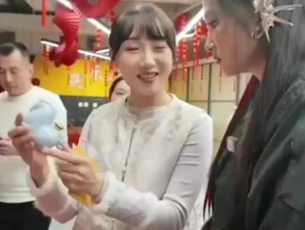 #关晓彤 听到玩偶的寓意后,立马后退了几步#退半步的动作认真的吗 #评论区炸锅了