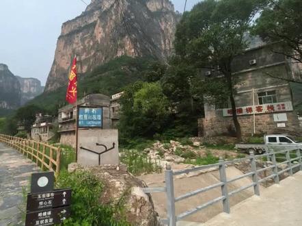 #太行天险哈喽梯#悬崖古道探险#太行山悬崖古道 #消失的台阶
太行山悬崖古道
穽底村的哈喽梯,位于太行山大峡谷西侧的一条近乎垂直的陡峭山间梯道,是穽底村(现名神龙湾村)历史上唯一通往外界的悬崖小路,因其"之"字形盘绕在垂直崖壁上,一侧为绝壁,另一侧为深达二三百米的深渊。过去,在没有挂壁公路之前,峡谷里的人们从“世外桃源”般的穽底,到山顶老洞沟(狐仙洞)要走大约四个小时,在攀越这一万多个峭壁台阶的过程当中被累的上气不接下气,气喘吁吁的声音在山中产生回响,所以得名"哈喽梯”。2001年穽底挂壁公路建成后,穽底村依托挂壁公路发展旅游,哈喽梯现为穽底村重要历史遗迹和打卡点。温情提示:攀爬时注意安全!