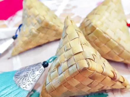 #端午节到了,教你用#蒲草 编织一款粽型#香囊,好看又实用!快学起来吧~ #雷州蒲织 #端午节手工 #手工香囊 #亲子手工 #手工diy #手工制作 #抖音搜索流量来了 #图文大赢家 #祈福 #高考 #高粽状元 @DOU+小助手 @抖音小助手