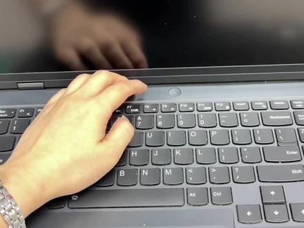 拯救者Y9000P IRX8指示灯亮,大小写灯不能切换 开机一切正常,电源灯、键盘灯全亮,偏偏大小写切换灯跟“死机”了一样,按了没反应,你们的电脑遇到过这种“小毛病大麻烦”吗?评论区聊聊怎么解决的~ #联想拯救者 #笔记本电脑维修 #游戏本维修#主板维修#深圳华强北