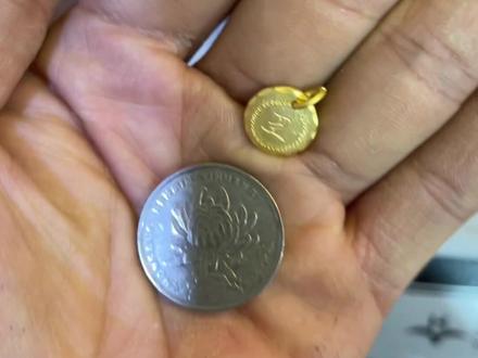 今天来做一个抖音最小的錾刻金饼,只有三克多点儿,正面儿雕刻王字,是姑娘的姓,背面雕一朵小祥云,吉祥如意,送姑娘当锁骨链儿非常合适!!感谢您的观看😂#金饼 #原创作品 #工匠手艺