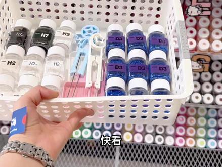 打工人拼豆挑战❗️10h在拼豆店拼出迷你咖啡车 👉拼豆真的被我玩出新花样了!
打工人在拼豆店耗了一天,
本来只是随便拼拼,结果越做越上头,
最后获得一辆会发光的迷你咖啡车☕️
带回公司那一刻我就明白了:
打工人已经开始自己给自己造“续命装置”了☕️
还有可爱的蛋仔为我服务,
想试试这种立体拼豆/拼豆造景的可以自己动手玩玩,
瑞幸迷你咖啡餐车真的很解压!
#拼豆 #立体拼豆 #拼豆造景 #手工DIY #瑞幸