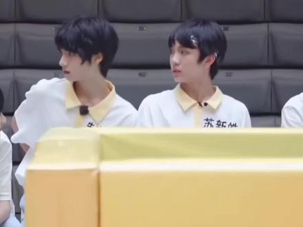 摸头,这个笑我没了#宋亚轩 #苏新皓 #笑容 #推荐