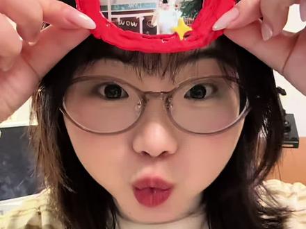 灵机乱动!热熔胶大变身!画形状➕上色➕亮油照灯,定制相框完成✅
手工党狂喜,几根胶棒就能仪式感拉满,本人评选热熔胶为百变手工好物🔥!谁同意谁反对!#diy #diy相框 #热熔胶 #手工 #不愧是我