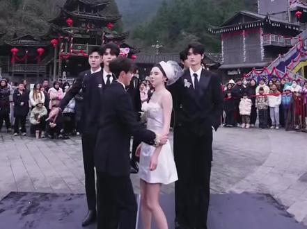 峻伊魅惑,以太害羞 #龙浩天户外直播#龙浩天妹妹 这福利太顶了,喜欢看帅哥的(妹妹真的具象化的表现“时而猴精,时而像个乖狗狗”的模样)