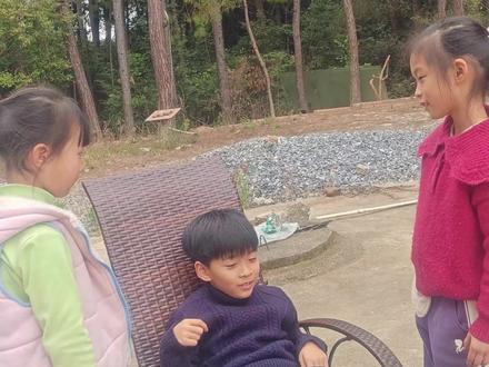 姐姐非要弟弟也这样被挠下,你喜欢看姐姐还是弟弟被挠痒痒呢?#双胞胎日常 #农村孩子的乐趣 #挠痒痒 #孩子的快乐很简单 #农村孩子的童年