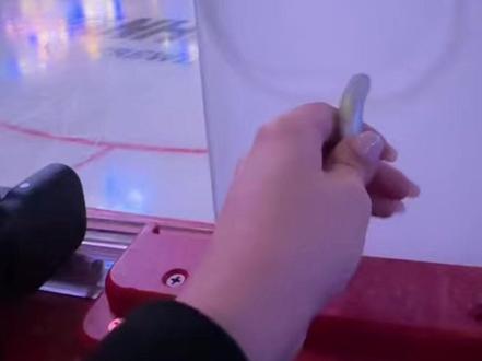 冰球场玻璃上的小洞,原来是摄像师的生死位