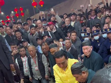 #2023年石桥头正月十五元宵节赛老爷 这叫“胜杯”,双面向上,地方风俗说是“笑杯,来个双面向下,意思是“稳杯”,也有另一个意思是“无杯”,如果一阴一阳,即表示大事可成“胜杯”,这个是文化习俗🙏🏻🙏🏻🙏🏻#游神 #石桥头正月十五老爷出游跳火堆 #老爷胜杯