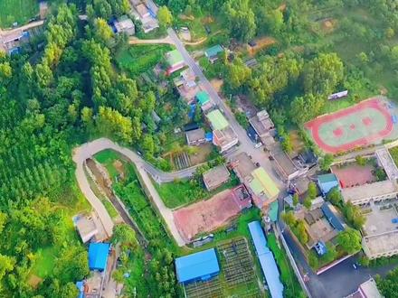 全国教书育人楷模、河南黑虎庙小学校长张玉滚工作的地方——镇平县高丘镇黑虎庙小学。一个80后的农村小学校长,扎根黑虎庙村多年,先后教过近1000名孩子,培养出多名大学生。当地人把他的事迹编成歌曲传唱,感动了无数人。张玉滚校长先后被授予“时代楷模”、“全国岗位学雷锋标兵”、“感动中国2018年度人物”、“中国青年五四奖章”、第七届全国道德模范“全国敬业奉献模范”、“最美奋斗者”等称号。对偏远的山村来说,每一所学校,就是一堆火;每一名老师,就像一盏灯。火焰虽微,也能温暖人心、点燃希望;灯光虽弱,却能划破夜空、照亮未来。#抖出你的家乡 #评论区看看你们的家乡 #风景如画的地方 #登上山顶看美景 #身体和灵魂总有一个在路上