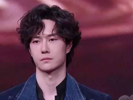 抓拍大眼仔之夜候场看人情世故,白鹿看到张凌赫冷脸转头,杨紫获一众资本大佬寒暄,王一博坚决不外国友人真心错付#白鹿 #肖战 #王一博 #影娱热点团 #内容启发搜索