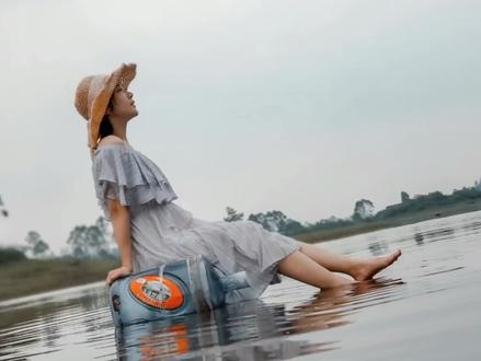 不会游泳的小幸想用一个矿泉水瓶水上漂,能成功吗?为何差点溺水