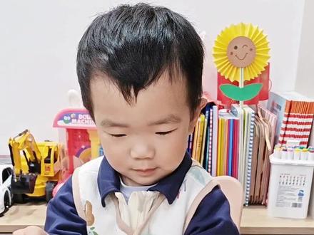 快和孩子一起做漂亮的西瓜电风扇吧。不用电池,绳子一拉一松就可以转动,学会操作以后会非常好玩#亲子互动#亲子游戏#亲子手工#自制玩具#在家早教