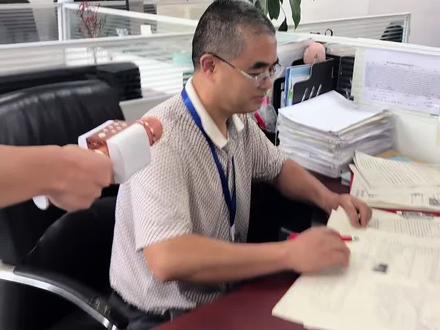 潘老师在补习年级的日常准时送达 祝贺@爱喝粥 同学许愿成功!
下期大家还想看谁呢?还想看什么呢?
快来评论区许愿吧!
点赞评论收藏推荐一键四连哦~
#泸县二中实验学校 #高中教师日常 #高考补习学校