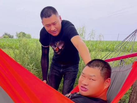 #小脑萎缩 #记录真实生活 #智障弟弟#双胞胎兄弟 带弟弟玩一会悠悠床,让他乐呵乐呵。出来跟在屋里不一个心情。