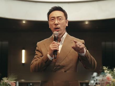 为了获得蒋东朝的信任,并将其作为自己复仇棋盘上的第一枚棋子
饶雨瓷利用她数学天才的恐怖能力,是如何帮助历森集团蒋东朝的股票扭转乾坤的
#她的盛焰 #了不起的精讲团 #电视剧解说 #复仇