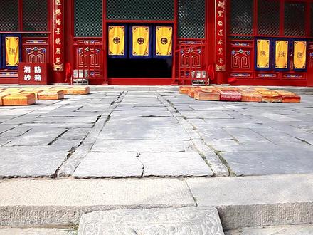 五台山殊像寺大文殊殿(上) 文殊祖庭五台山殊像寺,无数人慕名前往求智慧求学业事业。旺季人山人海,人最多时,为保护文物大殿不开放。本集和下一集视频介绍殿内殊胜古老的文殊菩萨像和诸多佛菩萨像。
补充视频1分8秒处,佛陀波利的故事。《清凉山志》记载:唐朝时期北印度僧人佛陀波利,到文殊道场五台山礼拜,在五台山南大门遇到文殊菩萨化身的老人,得其开示。 老人问他,是否带来家乡的《佛顶尊胜陀罗尼经》。佛陀波利返回西土取此经,再次来华,和中国僧人一起完成翻译。然后他入五台山将此经传布诸寺。现在五台山南大门还有全国重点文物保护单位尊胜寺,就是古人为纪念佛陀波利与文殊菩萨相遇所建。
#五台山 #五台山祈福 #文殊菩萨#寺庙 #旅行