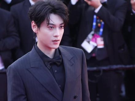 #田栩宁 受巴黎欧莱雅邀请戛纳红毯首秀这状态还有这转身太帅了!