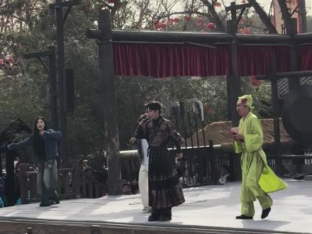 听说高迪今天要来万岁山!于是我们凌晨出发赶来!
他真的带着10万人来了#演出现场拍摄 #高迪 #万岁山 #我带着十万人