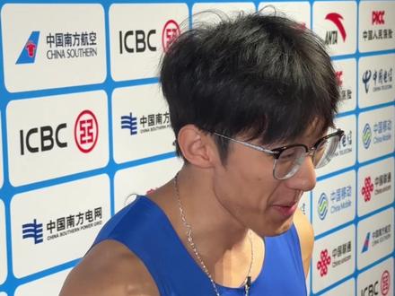 众人齐敬苏炳添:非常荣幸 祝福未来 #苏神 #苏炳添
【众人齐敬苏炳添:非常荣幸 祝福未来】十五运会田径比赛今日收官。男子4x100米接力决赛中,新科全运会男子100米冠军李泽洋率领湖北队夺得冠军,江西队收获银牌,江苏队位列第三,“苏神”苏炳添率领的广东队获得第四名。
赛后,众人都向告别赛场的苏炳添表示感谢。
“赛后他们太忙了,但我赛前和‘苏神’合影了!”提及与偶像的互动,李泽洋难掩“嘴角上扬”,一连说了三个“非常”表达自己的兴奋,“能够陪炳哥(苏炳添)完成他的‘最后一舞’,我能够参与到偶像的谢幕战当中,感到非常非常非常荣幸。”
“苏炳添9秒83的成绩已经不需要再证明什么了,我们能做的只有无尽地追赶他的脚步。”李泽洋说。
作为苏炳添的队友,年轻的刘洪熙感到激动,同时也抱着“平常心”与他配合。“他是我的前辈,我谦虚地跟他学习。”
“我没想到能和谢大哥(谢震业)和苏老大(苏炳添)一起站在全运会赛场上。”本届全运会男子200米冠军施君豪今年20岁,他说,四年前看苏炳添创造历史时,他还是个小孩。“炳大哥代表黄种人破了10秒,我相信黄种人未来还能有更高突破。”
“首先感谢苏炳添大哥这么多年为我们中国短跑付出了这么多。”作为老队友,陈冠锋说,“他让全世界知道黄种人一样能突破10秒大关。”
陈冠锋说,他希望苏炳添能够在自己生活上的赛道越来越好。“我相信他即使离开了前线,也会在幕后帮助我们中国短跑事业。”(中青报·中青网记者 李梓昂/文及视频)#在拍一种很新的vlog