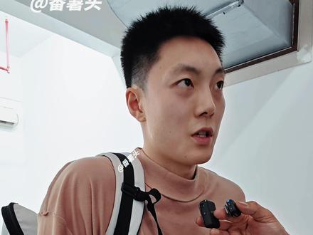 胡明轩:因为这个(膝伤)拖了很久了,可能就是一些劳损,一些反应。队伍人员这个情况大家也都知道,后卫就徐杰,整个赛季就是这么过来的,一直没有一个好的调整时间。现在也是打到季后赛了,时间调配可能更难一点,所以还是一直坚持,因为大家每个人都多多少少有伤病,一直在坚持。等真正有时间有空间,还是需要好好把身体调整到一个没有问题的状态。现在来说的话,就是尽自己所能,身体状态好的情况下就多为球队做一些贡献,状态不好就在其他方面去做贡献,还是保持一个平常心。
大家也看到这场比赛,我们阵容有变化,大家打法的变化,大家都是在自己最舒服的位置上,所以还是起到了效果。但是我觉得还是要总结好问题,在第三场,季后赛还是要争胜。
#胡明轩 #广东宏远 #dou来cba #cba季后赛
