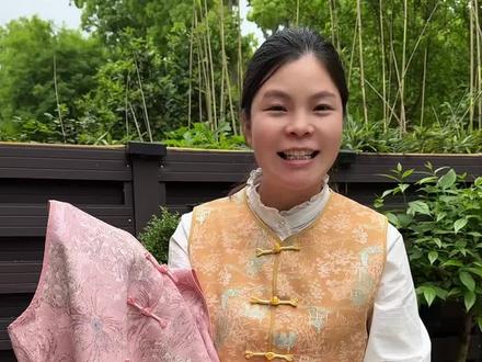 这件最近超爱的国风马甲,版型超正,超有质感,细节满满,内里也是做工精致,日常或上班穿都超合适~喜欢的姐妹们不要错过啦#国风马甲#新中式马甲#气质时尚穿搭