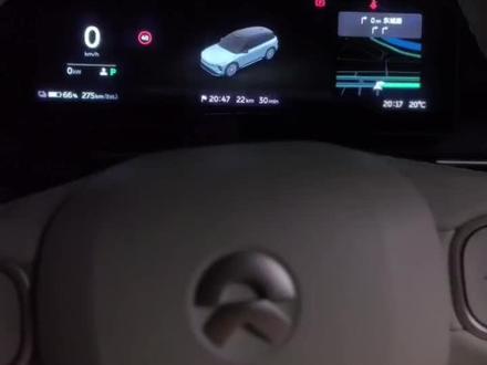 蔚来ES6 3.3.0版本仪表盘地图主题设置指南
1.收到3.3.0版本推送后,完成系统升级
2.进入车机主界面,点击"设置"
3.选择"显示"选项
4.找到"主题模式"设置项
5.点击选择"地图主题"
6.返回仪表盘界面,即可看到全新地图主题显示
设置完成后,导航信息会直接显示在仪表盘上,行车时查看路线更加直观方便。该功能优化了驾驶时的信息获取体验,无需频繁查看中控屏即可掌握导航信息。#蔚来 #蔚来es6 #蔚来世界模型 #厉害了我的车 #教程