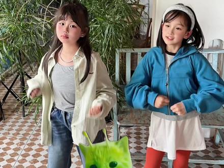 谁还没跳这个小鸡舞?!#外星小猫的100种打开方式 #外星小绿猫 #小鸡舞挑战 #萌娃舞蹈 #手势舞 @暖妹