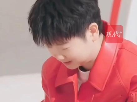 孙颖莎翻答案之书,问我能突破自我吗?答案是对的。#孙颖莎答案是对的 #孙颖莎我可以突破自我吗