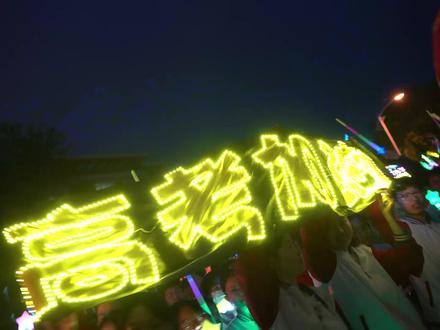 有一种青春叫高考,有一种浪漫叫“喊楼”,祝所有高考学子蟾宫折桂、金榜题名!