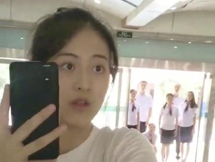 在学校不能拿手机的哟🤪🤪🤪🤪🤪老师们会看着你的!!!!!