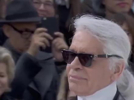 安娜温图尔离任VOGUE,时尚圈谁才会经典永不落幕?
他几乎以摧枯拉朽之势,改变了现今时尚圈的格局:将曾经名不见经传的chloe拉进国际一线大牌行列、为fendi设计出最具商业变现价值的双Flogo,让一度濒死的Chanel重获新生,更多凭一己之力打破了奢侈品设计和大众之间的界限。
卡尔·拉格斐用毕生践行着一个信念:真正的时尚不该是少数人的特权,而是每个人都能拥有的态度宣言。在这个被标签定义的时代,KARL LAGERFELD 25早秋以「METIME」为主题,依然守护着那个最初的承诺:让设计成为打破界限的钥匙,让每个不设限的灵魂都能找到自己的闪耀方式。#卡尔拉格斐 #Chanel