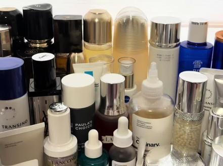 美白之痘痘篇 大家好呀!我看好多人在评论区都在问痘痘痘印 所以想着专门聊一下!顺便讲一下 其实bha比我说的功效要多 还有去除粉刺的作用 如果是因为油脂堵塞导致的毛孔粗大也有很不错的效果 所以哪怕不是大油皮也可以用~下期视频我其实很想推翻稿子直接速评来着的 不过考虑到我本人坚定认为美白是多个环节相扣 所以估计会分成几期慢慢讲 大家一个一个环节看就行!最后想讲一个最近用的很不错的产品 是欧缇丽新出的那款修痘精华 好使可冲!#护肤 #护肤分享 #美白 #美白淡斑 #痘痘