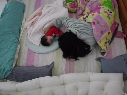 苗王-麻腮风疫苗注意事项(亲身经验总结) 这个疫苗跟平常打的疫苗情况不太一样,他的不良反应是迟发性的,有些当天会有反应,一般都是2天以后才会出现反应,常见不良反应,发烧,红疹,腹泻,吐奶(偶有喷射性吐奶),体温超过38.5度及时吃退烧药送医。
我家的前七天没有任何异常,第八天下午开始发烧,正常吃喝拉撒跟无症状一样,18点左右,喷射性吐奶,体温直冲39度,挂急诊,跟医生说了打完麻腮风疫苗第8天,抽血检查,病毒感染,说体温超过38.5吃退烧药,额外开了小儿热速清,一次喝5毫升,太苦了,根本喝不下,强制灌了一口,又出现喷射性吐奶,吓死了,然后检查里面有山梨酸钾(防腐剂),害怕他再喷奶,不敢给宝宝喝了,只吃退烧药。连着2天体温反复39度退到36.8又升上去。第三天体温恢复正常,精力恢复,退烧后身上皮疹明显增多(不用用药过两天自己会消下去),有腹泻,能听到咕噜咕噜的拉肚子的声音(别受凉)。
在这里给大家提个醒
第一:打完疫苗以后2到14天不要添加新的辅食,母乳妈妈要忌口肉蛋奶海鲜,所有发物尽量都不要吃。我家宝宝辅食吃鸡蛋黄:呕吐,严重会喷射性吐奶。
第二:发烧以后退烧,如果宝宝一哼一哼或者一吭一吭的这是身体冷,需要保暖。
宝宝手脚都是凉的,身体热,头烫,体温还会上升,不能盲目降温,要把脚捂热乎,再降温,不要捂汗,出汗擦汗,被子厚换薄被子,等到不出汗了,把湿衣服换掉,体温降下来了,做好保暖。(反复发烧,反复做这一套,很好用)
第三:宝宝睡的很熟,哪怕体温高,也不要物理降温,打扰他睡眠,他只有休息好了才能对抗病毒。宝宝状态不好,更不要物理降温,白天精神头好的时候,体温高可以用一下。
第四:腮腺炎,脸肿不舒服,很疼可以热敷,两天以后也会自己消褪,如果持续肿胀不退及时去找大白。
这只是第十天,两周后就能安全下车了,还在持续观察中……#打疫苗后发烧会持续多久 #打疫苗 #麻腮风 #麻腮风疫苗 #麻腮风疫苗之王