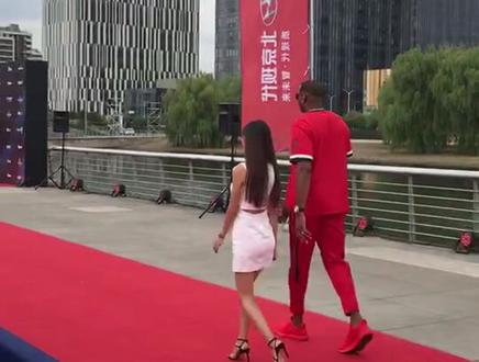 刚刚和#麦迪 一起走了红毯。今天是周“彩子”的节奏🏀😝#超级企鹅联盟 #超级企鹅篮球名人赛 #周玲安