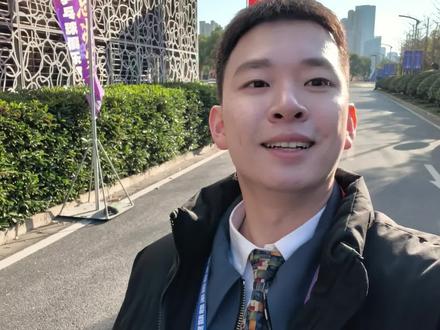 小周乒超日记ep12🏓南京总决赛花样太多了💡 来到了四个阶段里最大的两万人场馆
那我们不得在现场整点不一样的大动作?
演播室+嘉年华+混采区
视角新颖 内容丰富
跟着我的vlog来看看吧!
#vlog #乒乓球 #工作花絮 #乒超联赛 #比赛现场