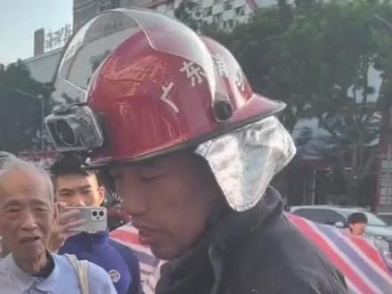 广州五一新村对出货车起火灭火现场,消防员耐心向周围群众科普起火原因:“车上装有约2400升液体石蜡,着火后形成流淌的火灾”(编辑:林润祺;审签:周乐瑞)#媒体精选计划 #广东dou知道 #消防科普