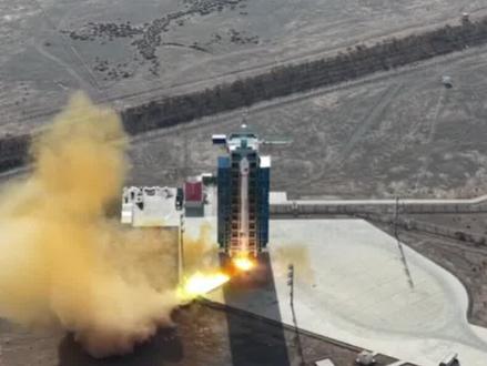 我国成功发射天绘七号卫星 北京时间2025年12月30日12时12分,我国在酒泉卫星发射中心使用长征四号乙运载火箭,成功将天绘七号卫星发射升空,卫星顺利进入预定轨道,发射任务取得圆满成功。该卫星主要用于地理信息测绘、国土资源普查和科学试验研究等任务。此次任务是长征系列运载火箭的第622次飞行。#再见2025你好2026 #迎接2026 #中国航天 #中国航天永远在征途 #发射火箭 #刷火箭