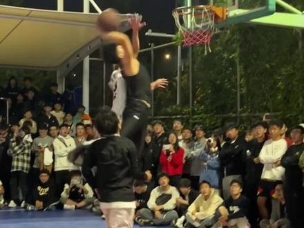 “场下女生的欢呼声是给我的,你只有被隔扣的惨叫声” #校园行 #实战扣篮 #校园篮球