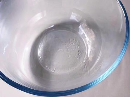 豆腐650克左右,鸡蛋一个,肉240克左右,50克葱姜水 混合在一起就是外皮焦脆,里面滑嫩的豆腐丸子