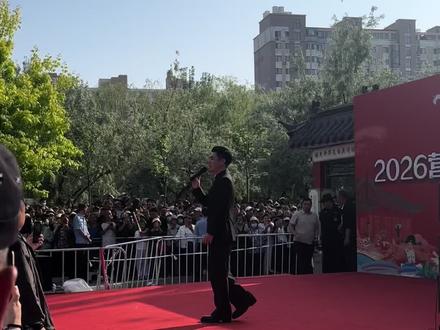 今日份快乐是文松给的🥰 现场氛围拉满,笑声不断!
不愧是咱营口本土喜剧人,文松现场太有梗了,亲切又搞笑~