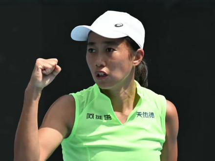 张帅/梅尔滕斯组合晋级澳网女双决赛 在昨天结束的澳网女双半决赛中,中国运动员张帅搭档比利时梅尔滕斯6:3 6:2轻取日本柴原瑛菜与俄罗斯兹沃娜列娃组合晋级澳网女双决赛,这是帅姐自2019年搭档斯托瑟拿过澳网女双冠军后,第2次晋级澳网女双决赛。#张帅 #张帅梅尔滕斯晋级澳网女双决赛 #张帅梅尔滕斯 #张帅澳网#张帅网球