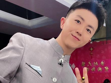 #主持人日常 #今天穿什么 #穿着得体是一种生活态度 #青年装 #中山装 剪完这期视频我才知道,这样立领、五粒扣、一个胸兜、两个底兜的叫青年装。而中山装是翻领的,也是五粒扣,且各有两个胸兜和底兜,但都带盖儿。