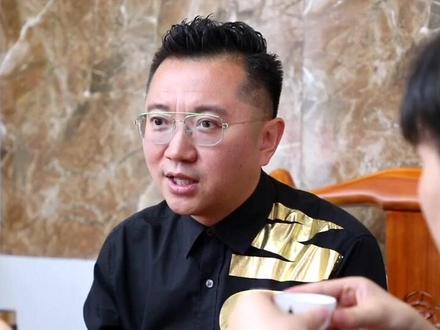 端茶时应该注意哪些礼仪,你学会了吗?@抖音小助手 #斌斌有礼 #轻知识计划