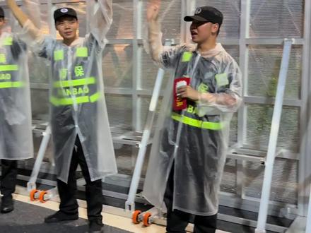 大接特接这个广州返场 强实名制 保安特别好特别热情有些还给饭撒 就连上接驳车都是有人帮着撑伞的 安检也特别松#时代少年团演唱会 #时代少年团安保人员
