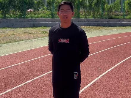 《专注自己》
五年体育训练史 五年体考史
我深知 体育生这个群体品行参差不齐 什么样子的队友我也遇见过
在体考期间 你没有任何必要去打听别人成绩
总有一些人 平时各种偷懒 不认真训练 吃天赋红利 总能考的比你好 只会让你难以理解
还有个别的人 明明自己考的一塌糊涂 顺利下海 非得向你各种抱怨 说天气如何如何 说裁判如何如何 说表如何如何
恨不得你也跟他一样 考的一塌糊涂
总之就是会有意或者无意之间 把负能量传递给了你
你是正处在一个马上要进行体考决战 或者正在决战的人
一定要减少任何外界负面情绪的影响
记住六字 不多说 别多问
自己考的如何也没有任何必要跟别人透漏 别人考的如何 跟你半毛钱关系没有
总之 你只需要专注自己 无条件的相信自己 战斗至最后一刻#复读 #山东体考 #山东复读哥 #体育生 #体育单招 @抖音小助手